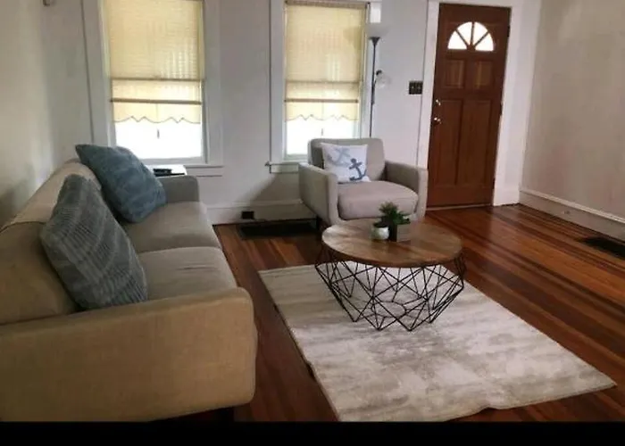 Lovely Renovated 2 Bedroom House With Private Parking