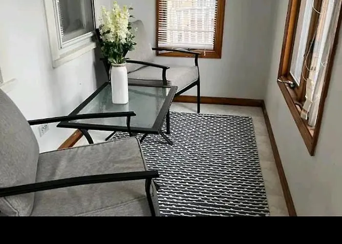 Lovely Renovated 2 Bedroom House With Private Parking