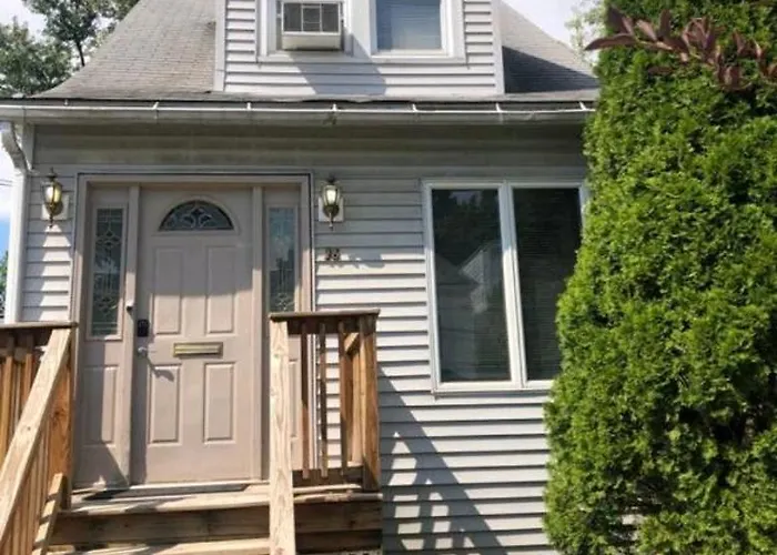 Lovely Renovated 2 Bedroom House With Private Parking